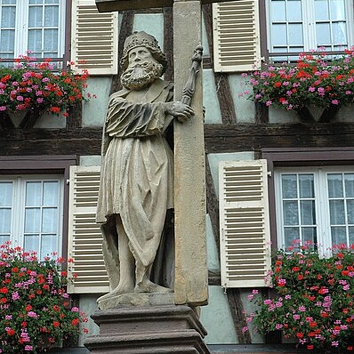 Photo de Fontaine Constantin, située devant léglise