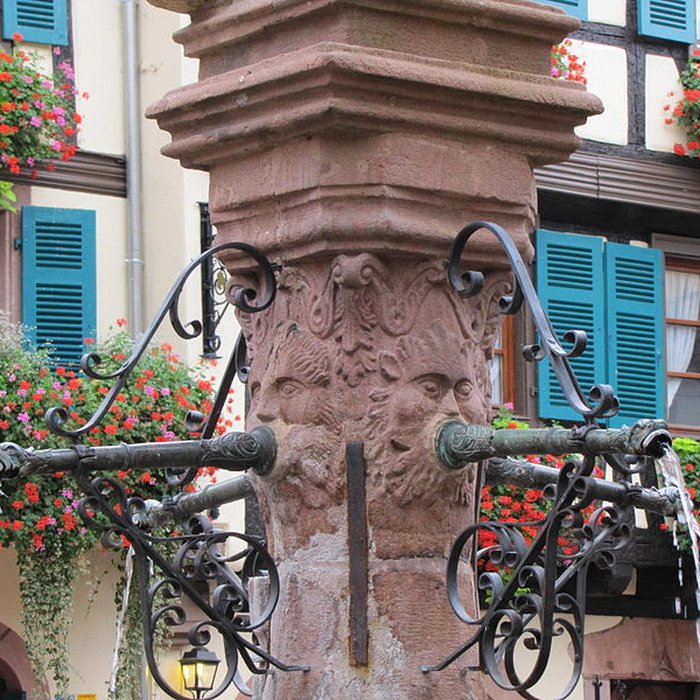 Photo de Fontaine Constantin, située devant léglise
