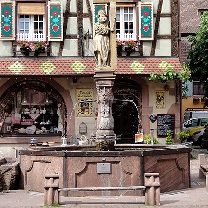 Photo de Fontaine Constantin, située devant léglise