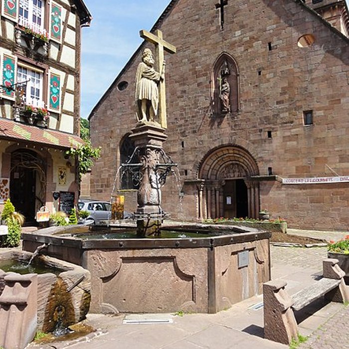 Photo de Fontaine Constantin, située devant léglise
