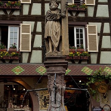 Fontaine Constantin, située devant léglise