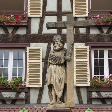 Fontaine Constantin, située devant léglise
