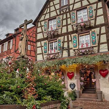 Fontaine Constantin, située devant léglise