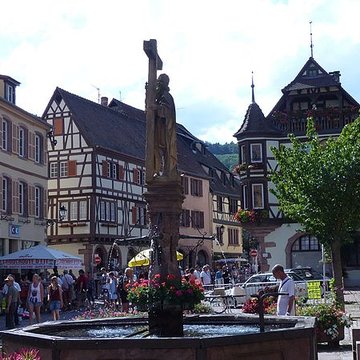 Fontaine Constantin, située devant léglise