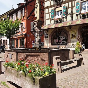 Fontaine Constantin, située devant léglise