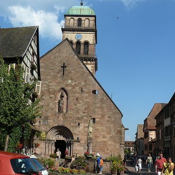 Fontaine Constantin, située devant léglise