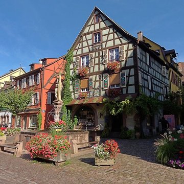 Fontaine Constantin, située devant léglise