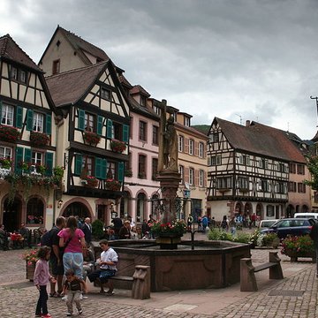 Fontaine Constantin, située devant léglise