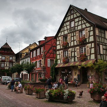 Fontaine Constantin, située devant léglise