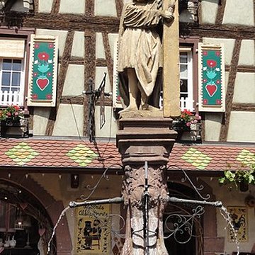 Fontaine Constantin, située devant léglise