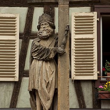 Fontaine Constantin, située devant léglise