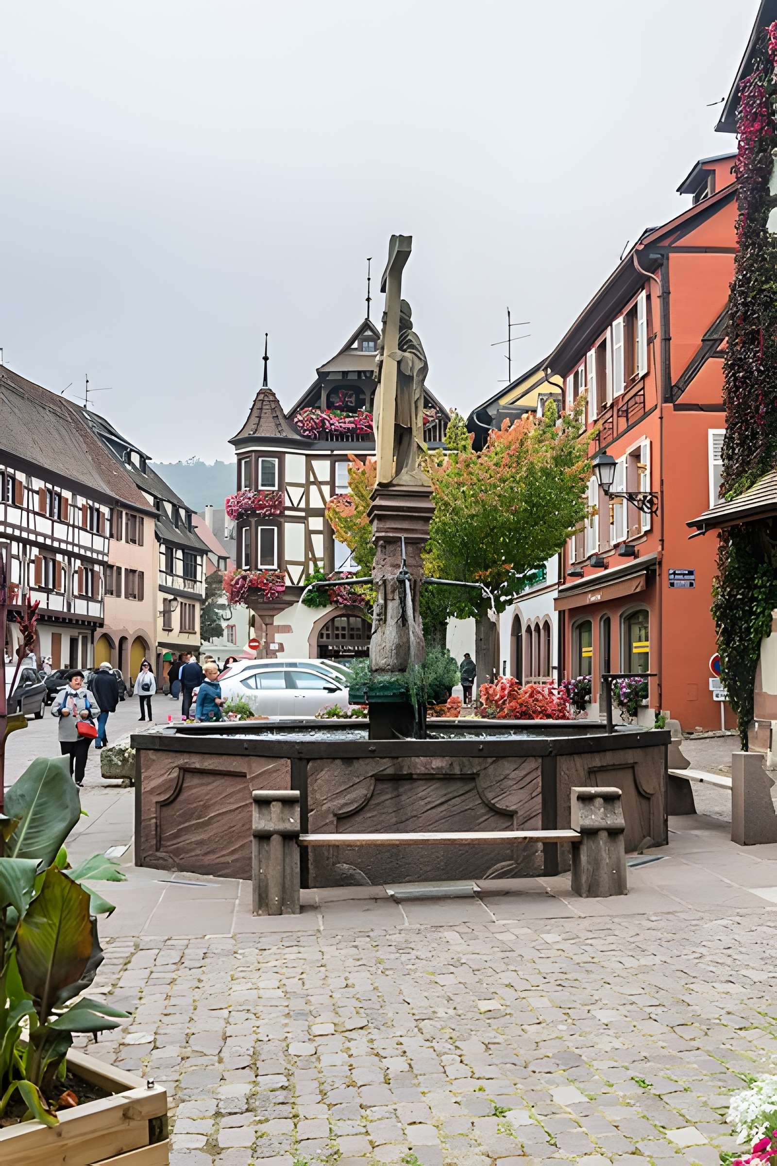 Fontaine Constantin, située devant l'église