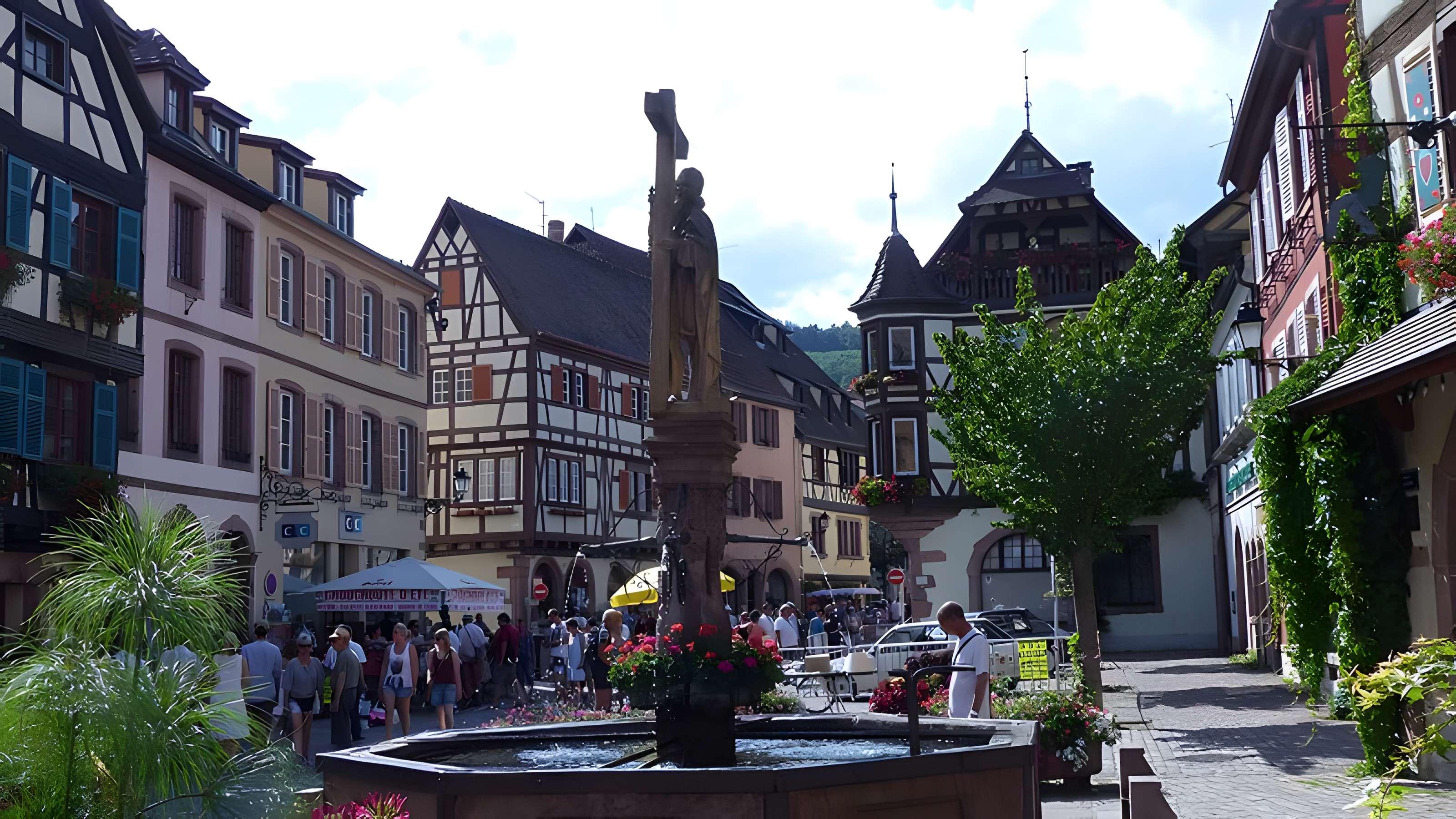 Fontaine Constantin, située devant l'église