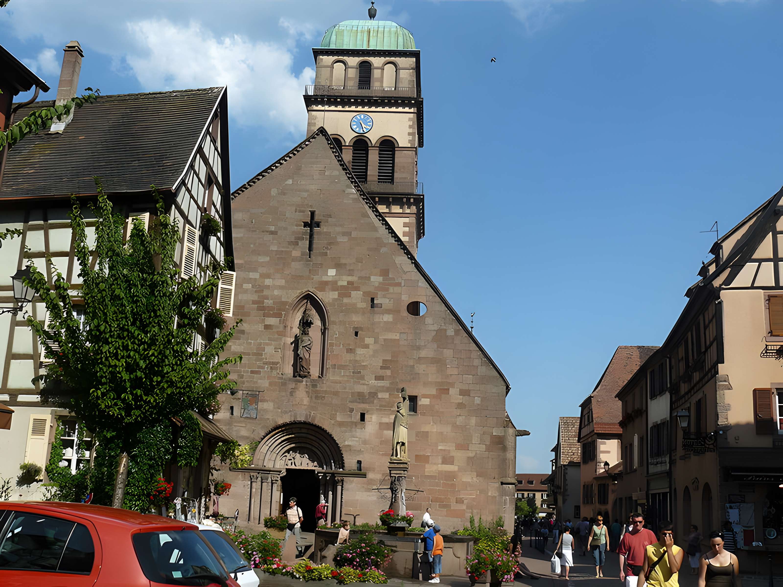 Fontaine Constantin, située devant l'église