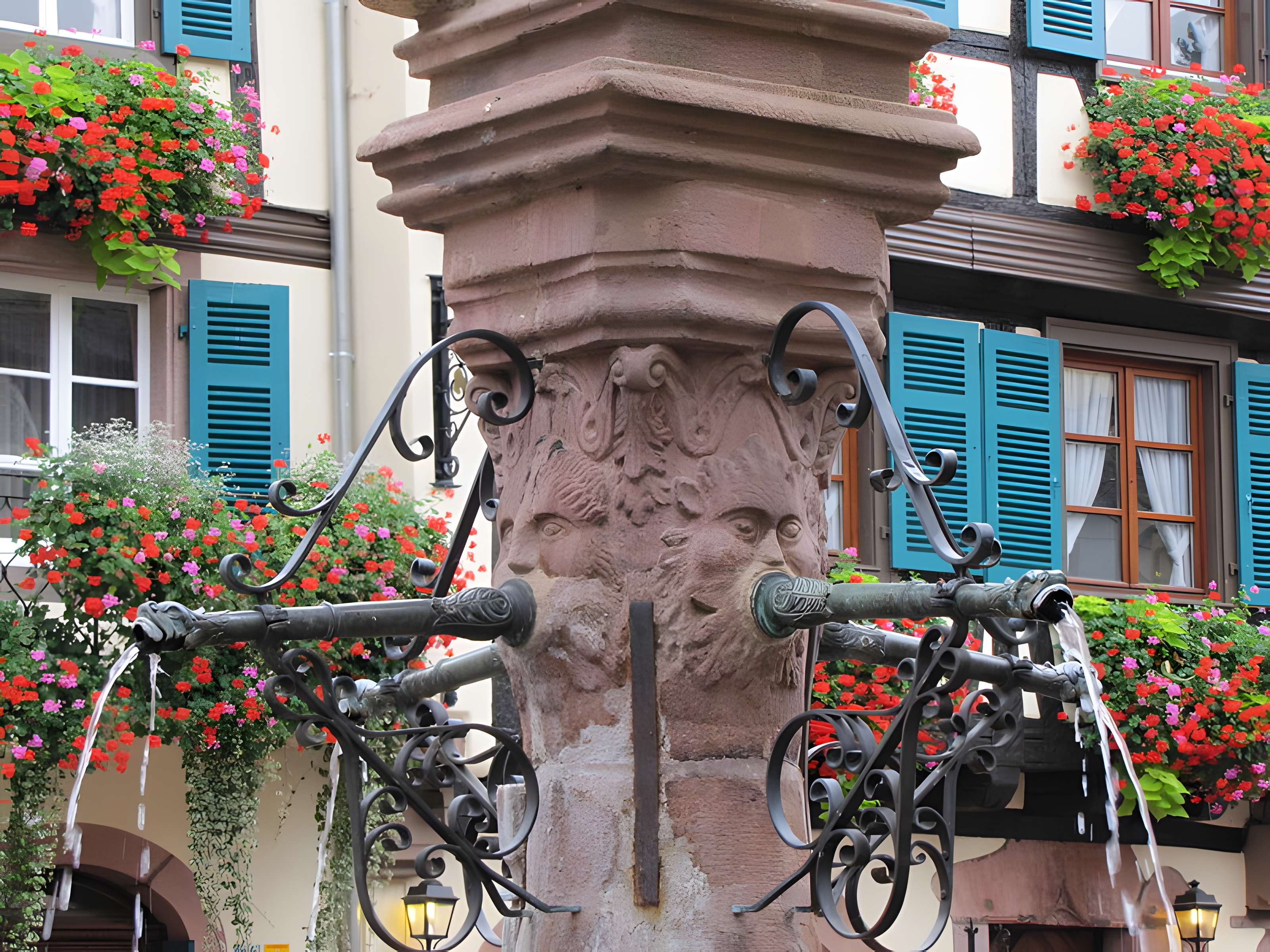 Fontaine Constantin, située devant l'église