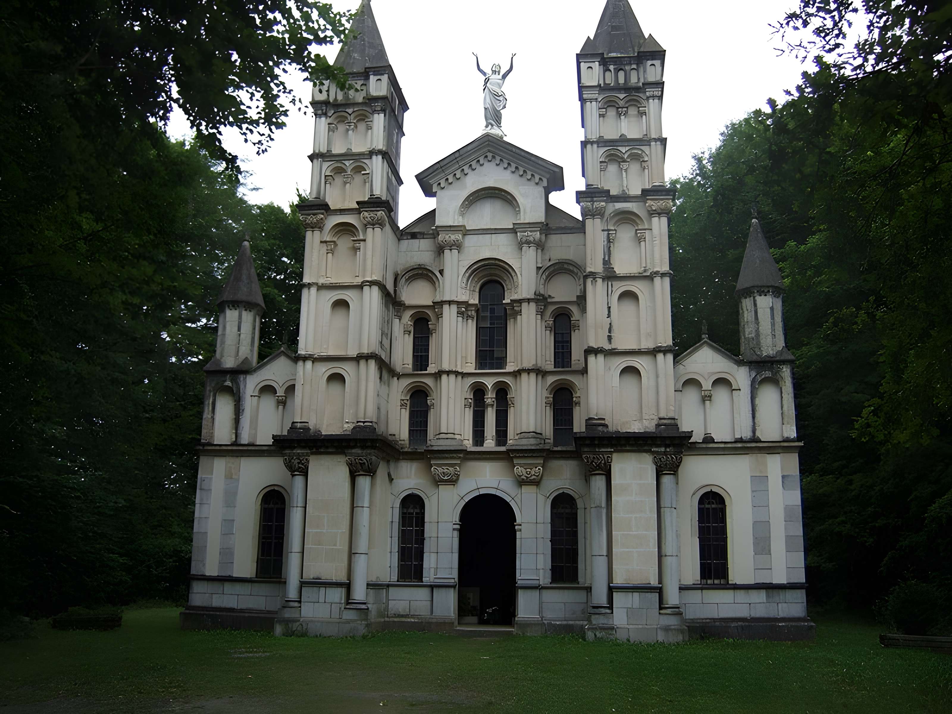 Calvaire et chemin de croix extérieur