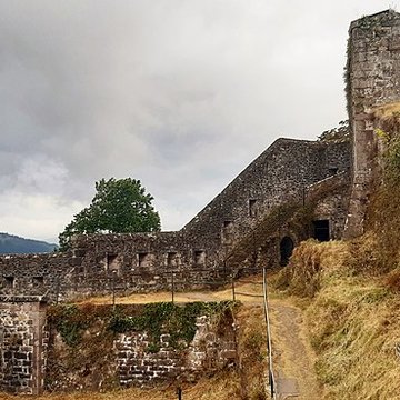 Anciens remparts de la ville haute et du faubourg dEspagne