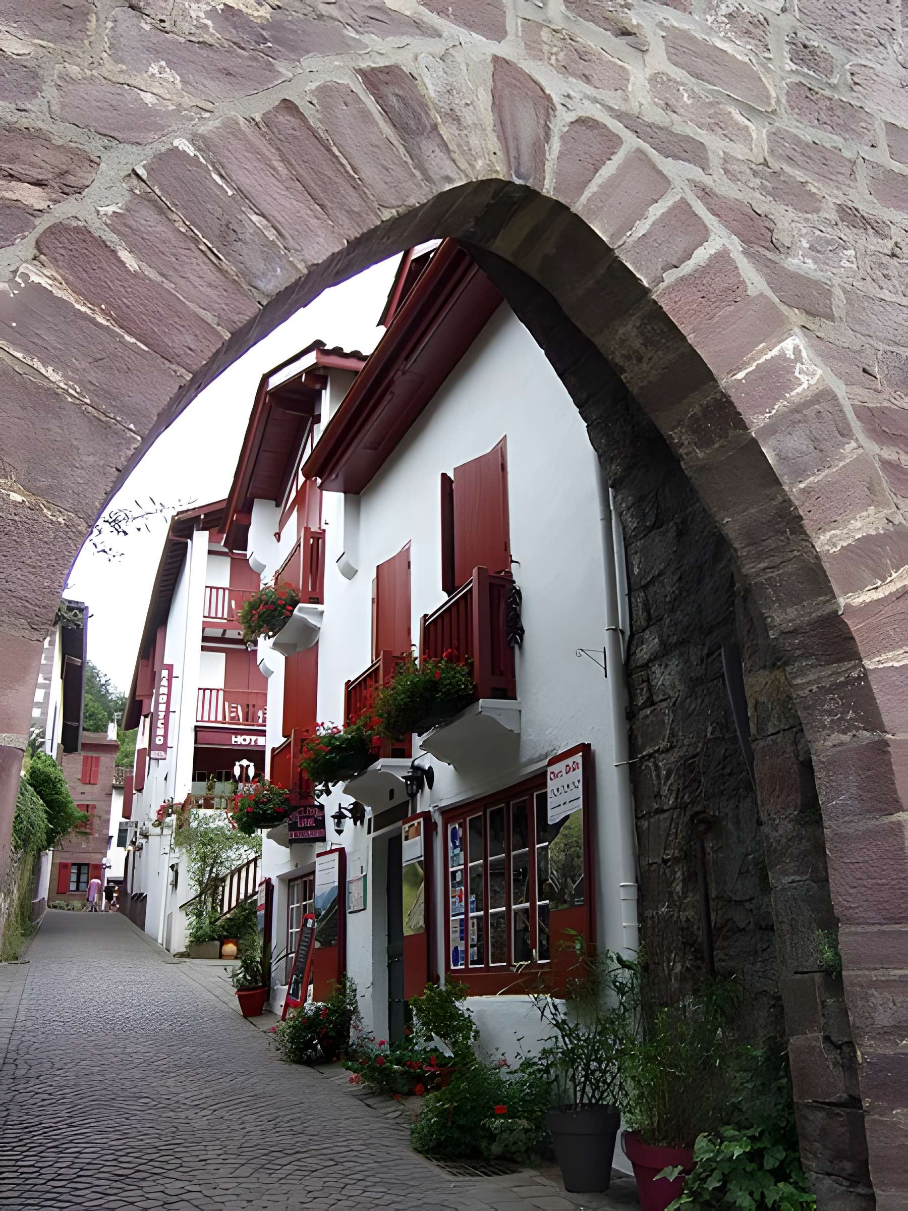Anciens remparts de la ville haute et du faubourg d'Espagne