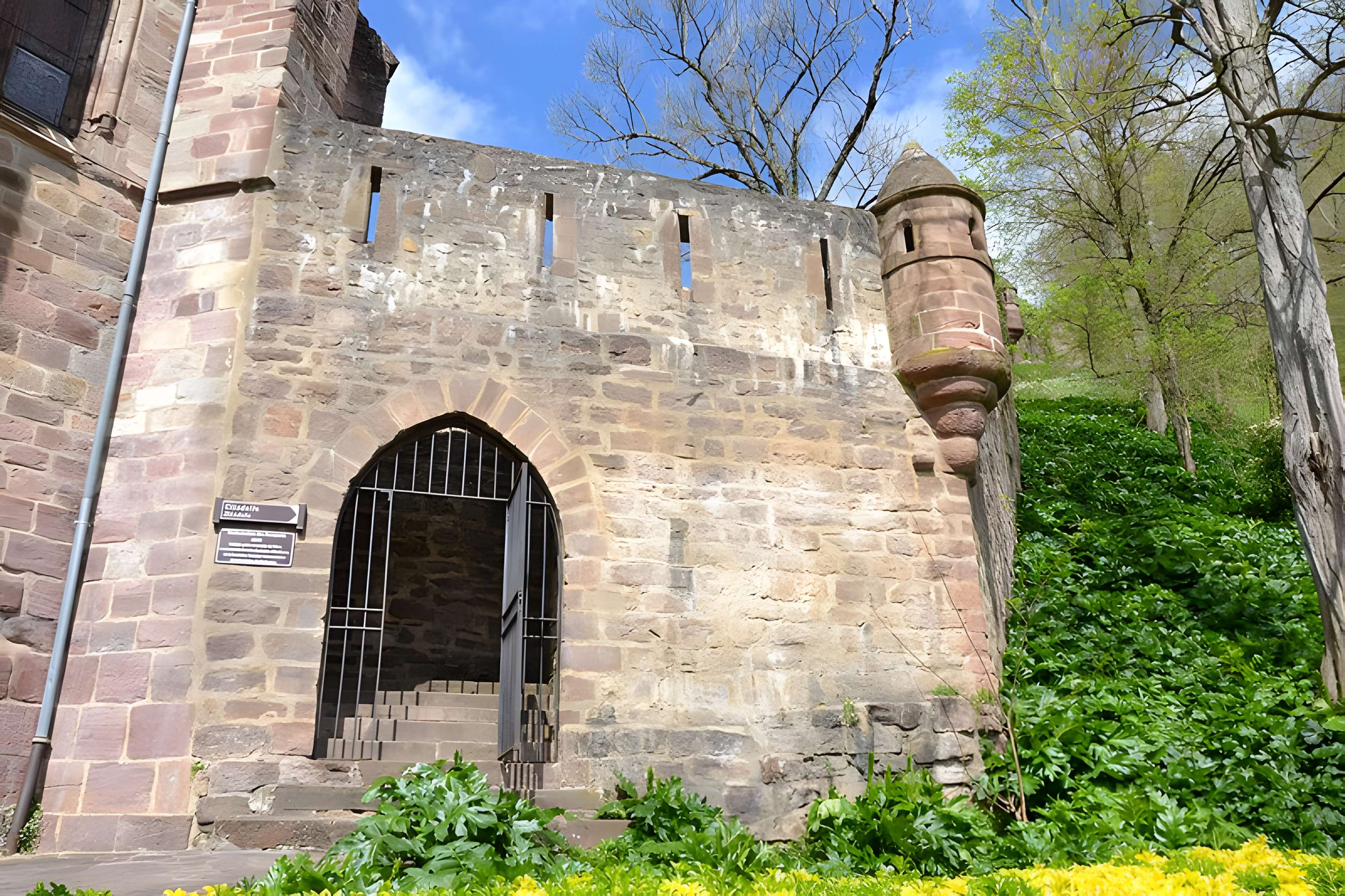 Anciens remparts de la ville haute et du faubourg d'Espagne