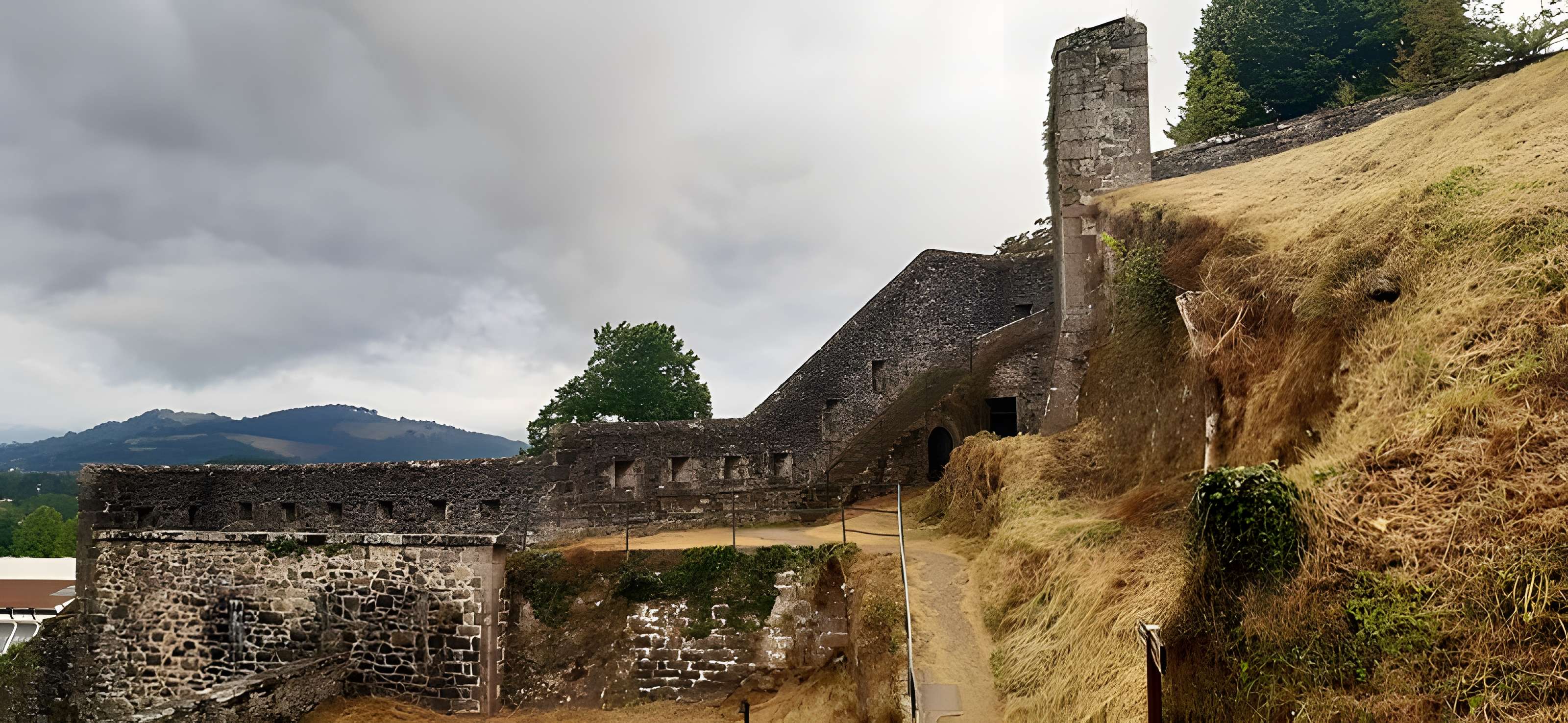 Anciens remparts de la ville haute et du faubourg d'Espagne