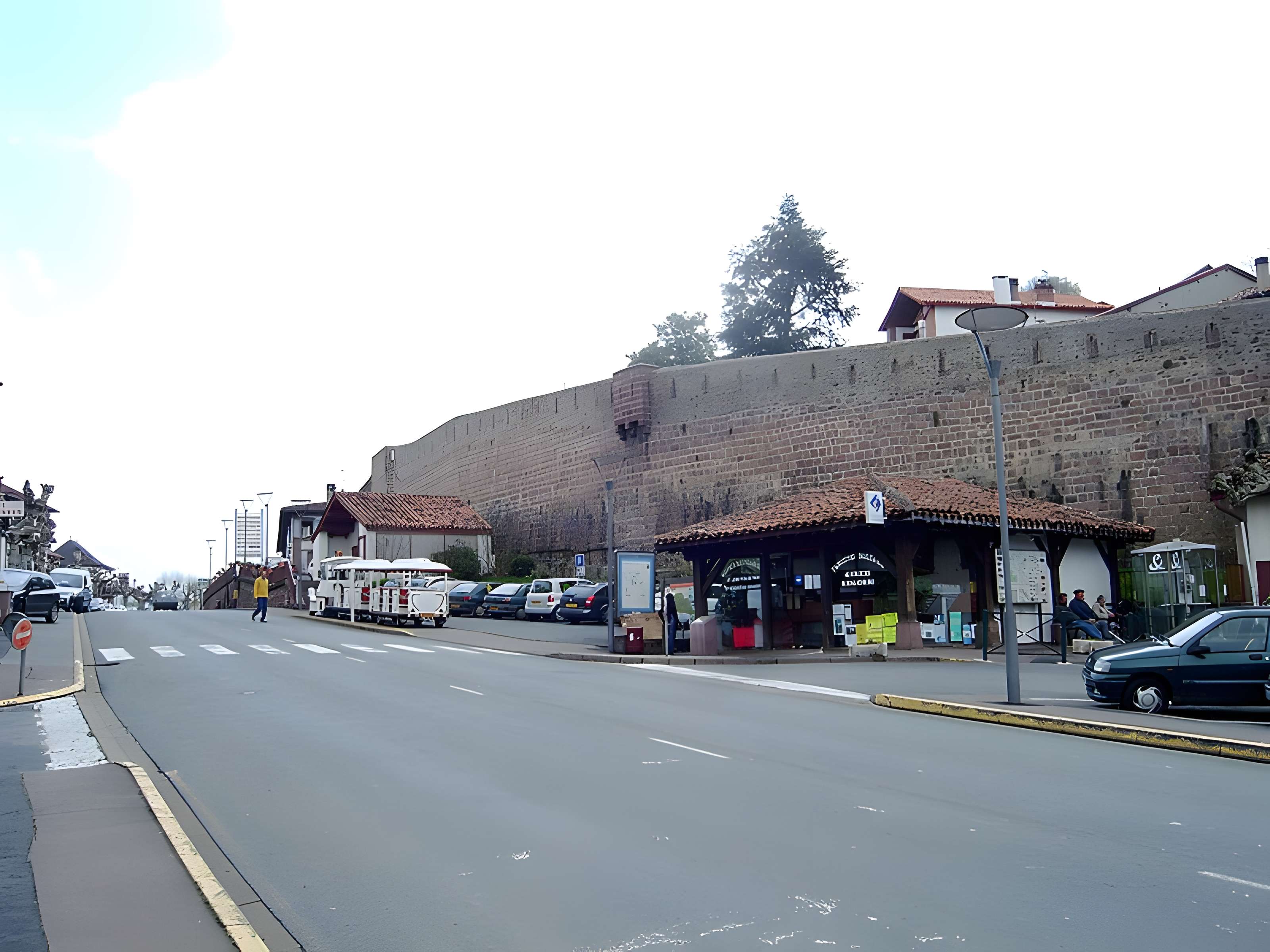 Anciens remparts de la ville haute et du faubourg d'Espagne