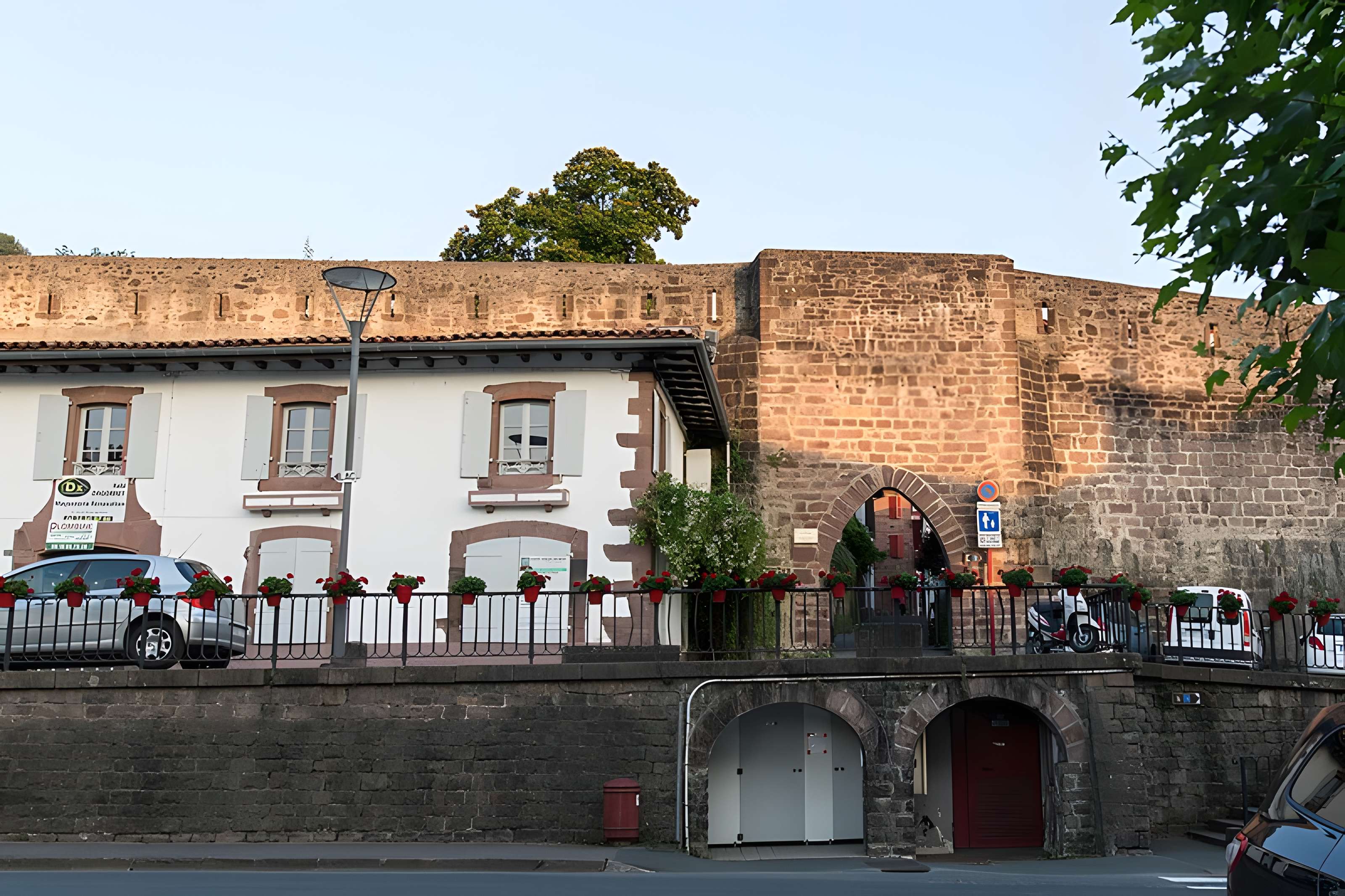 Anciens remparts de la ville haute et du faubourg d'Espagne