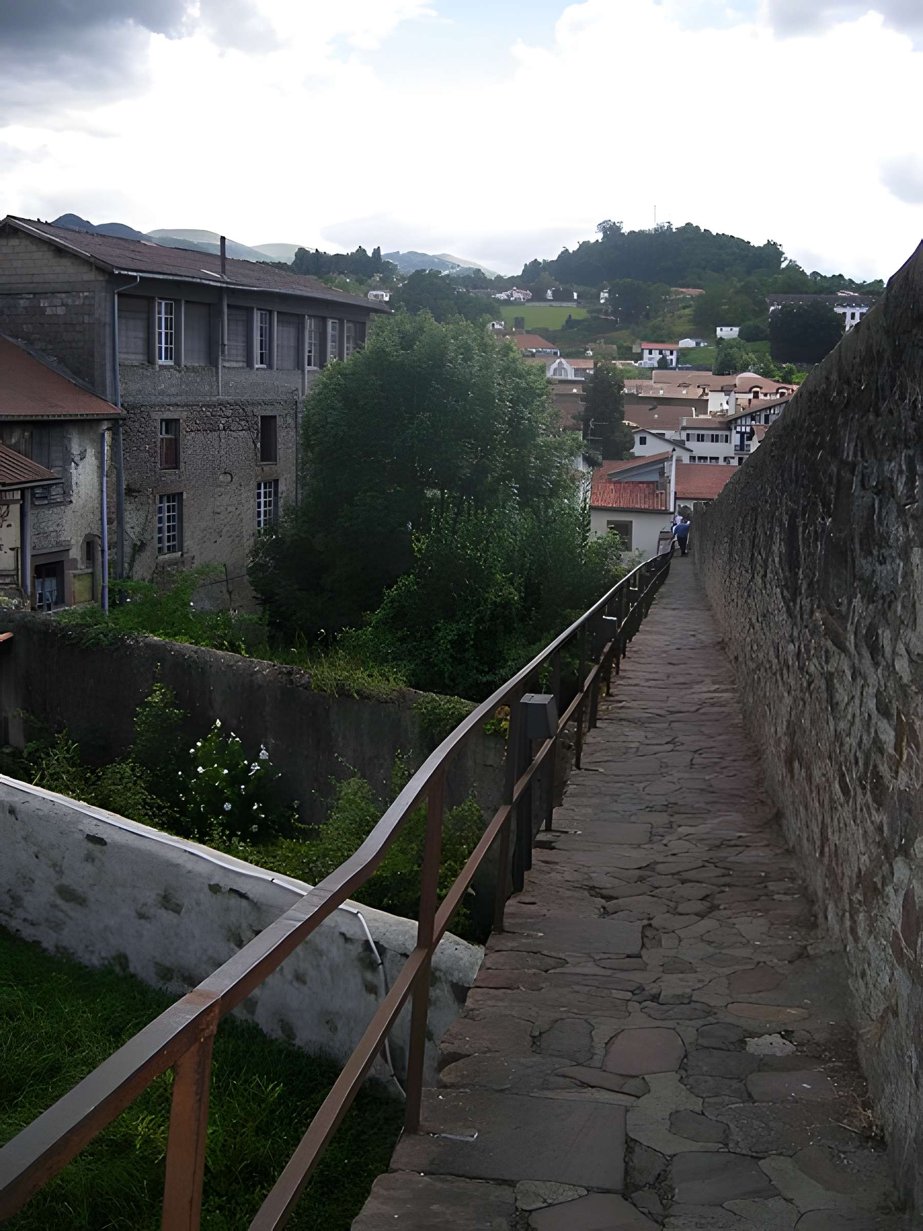 Anciens remparts de la ville haute et du faubourg d'Espagne