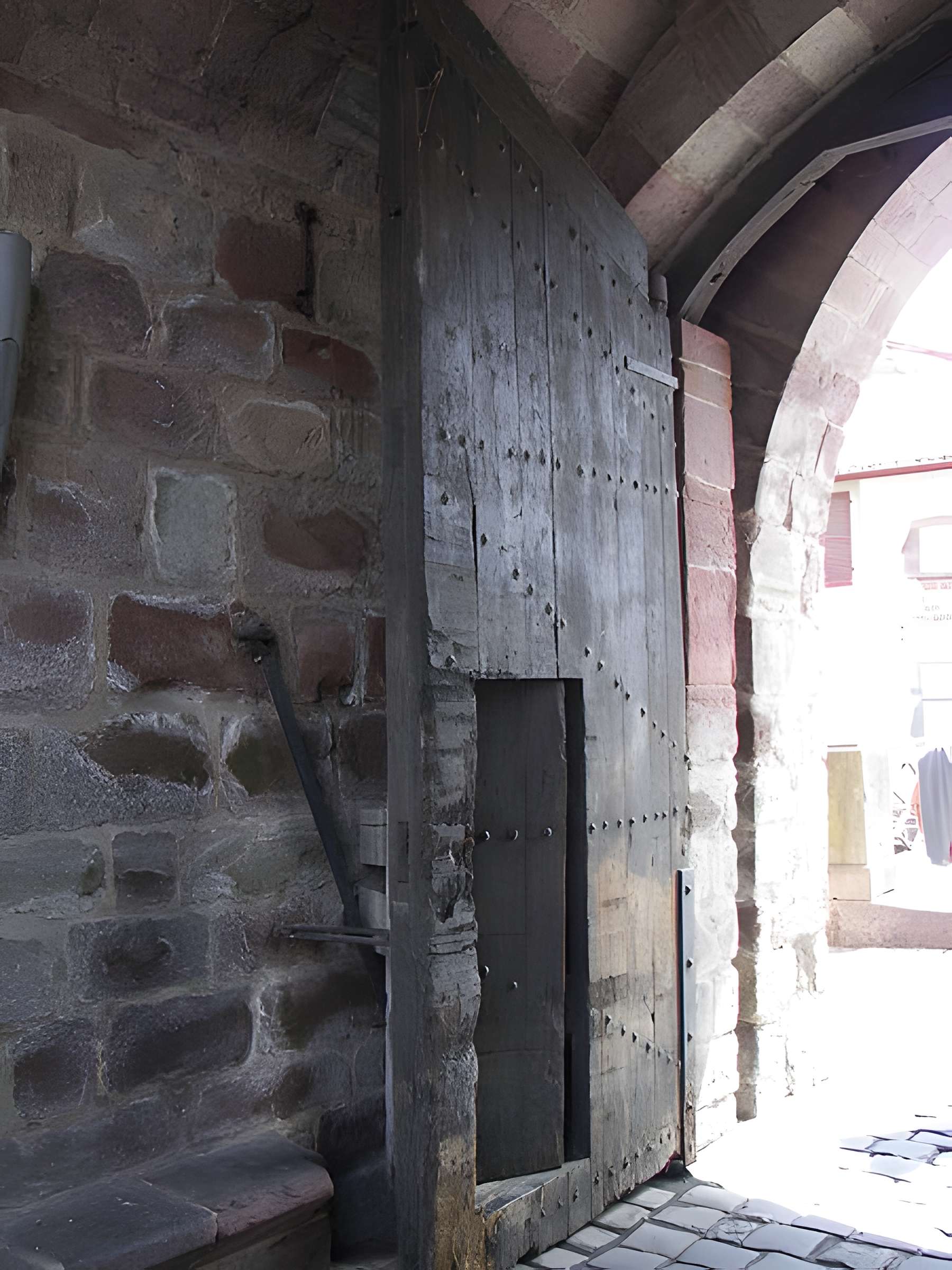 Anciens remparts de la ville haute et du faubourg d'Espagne