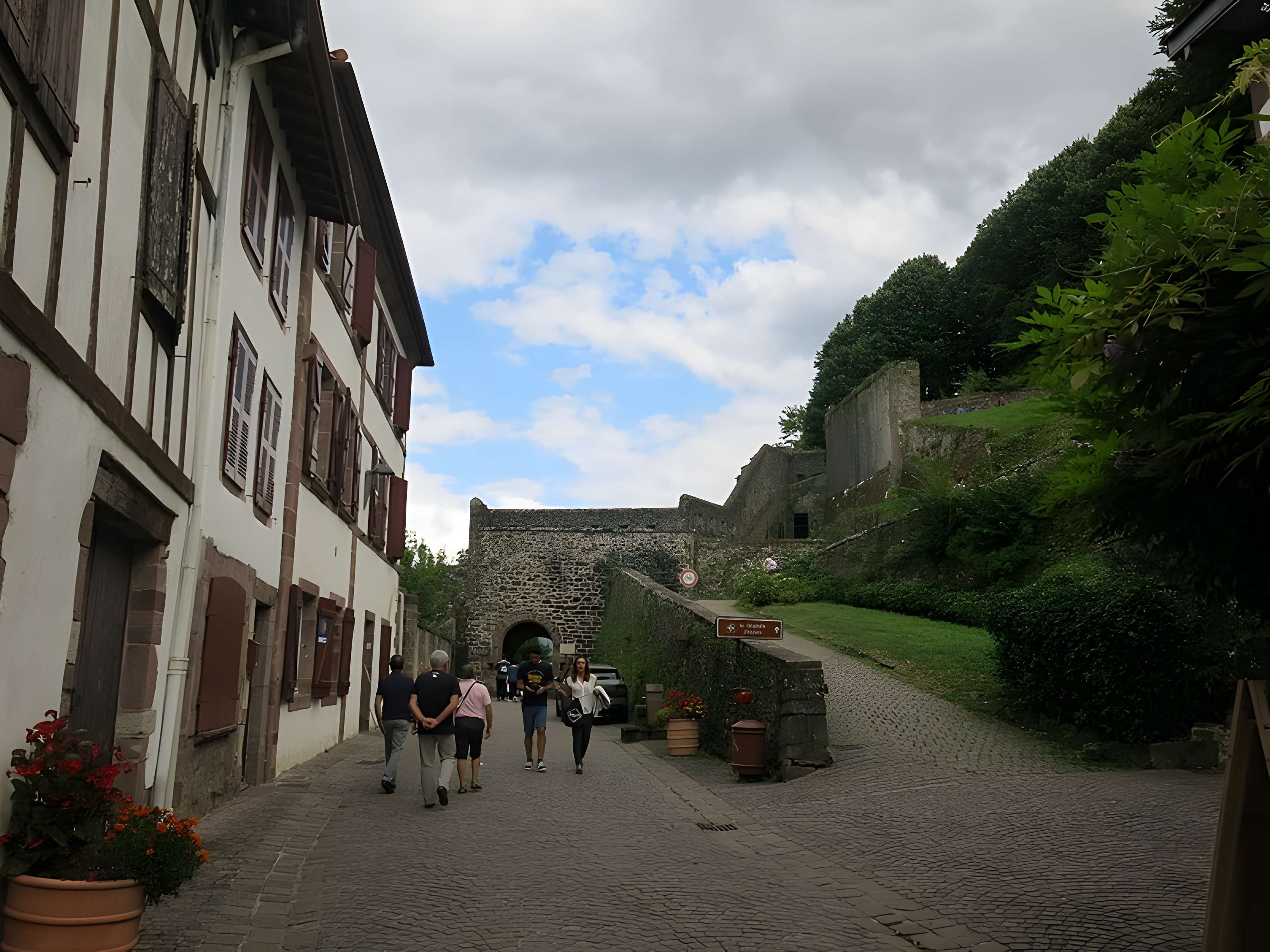 Anciens remparts de la ville haute et du faubourg d'Espagne