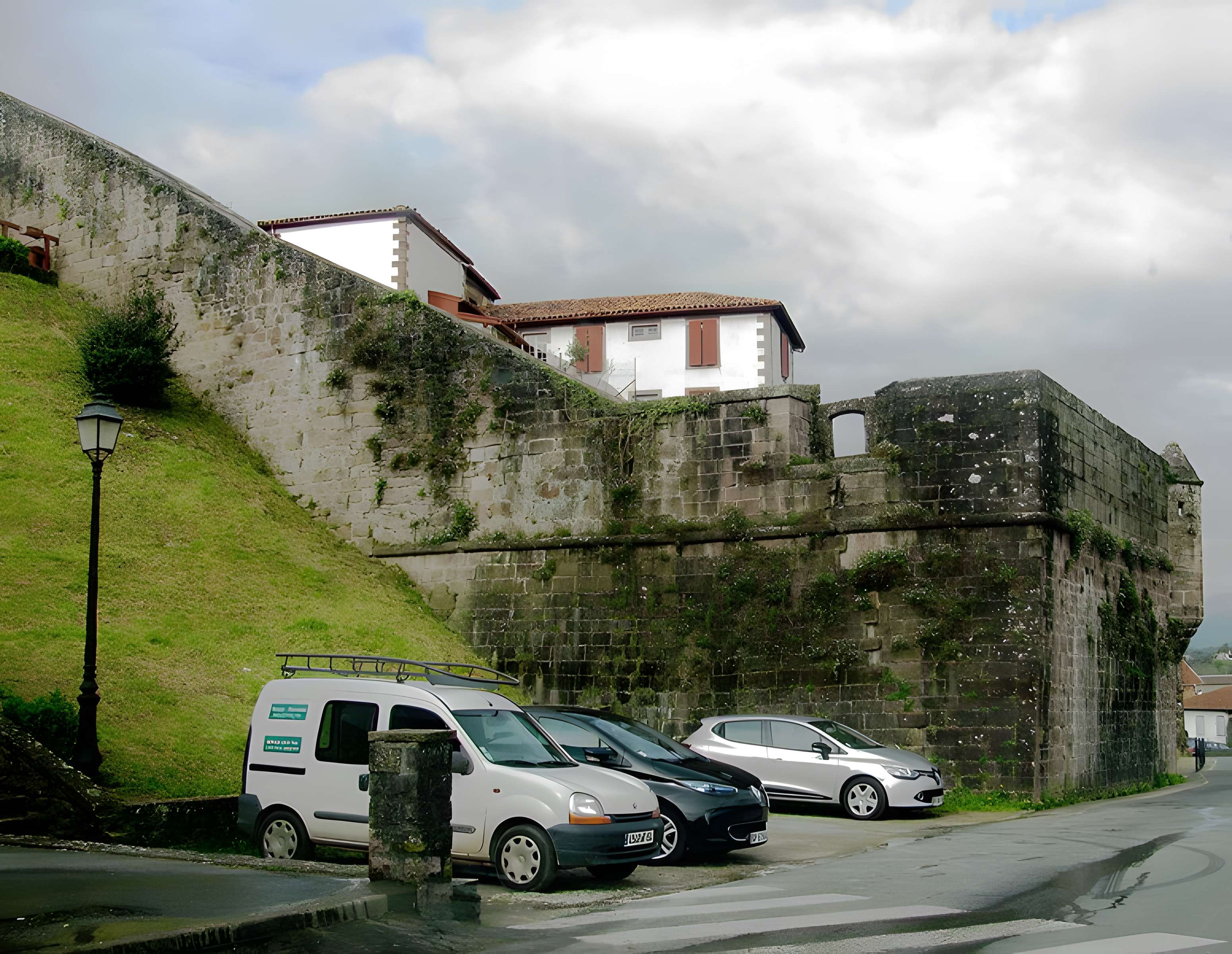 Anciens remparts de la ville haute et du faubourg d'Espagne