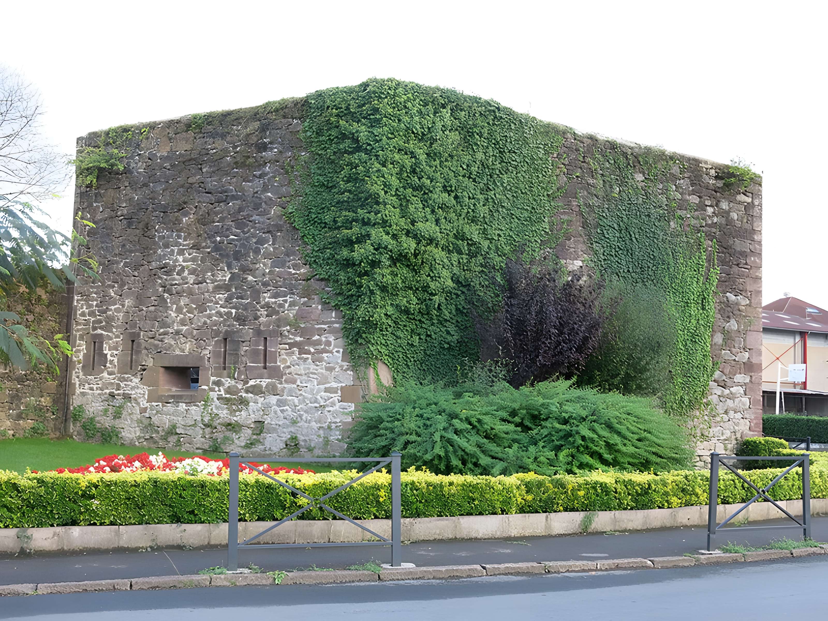 Anciens remparts de la ville haute et du faubourg d'Espagne