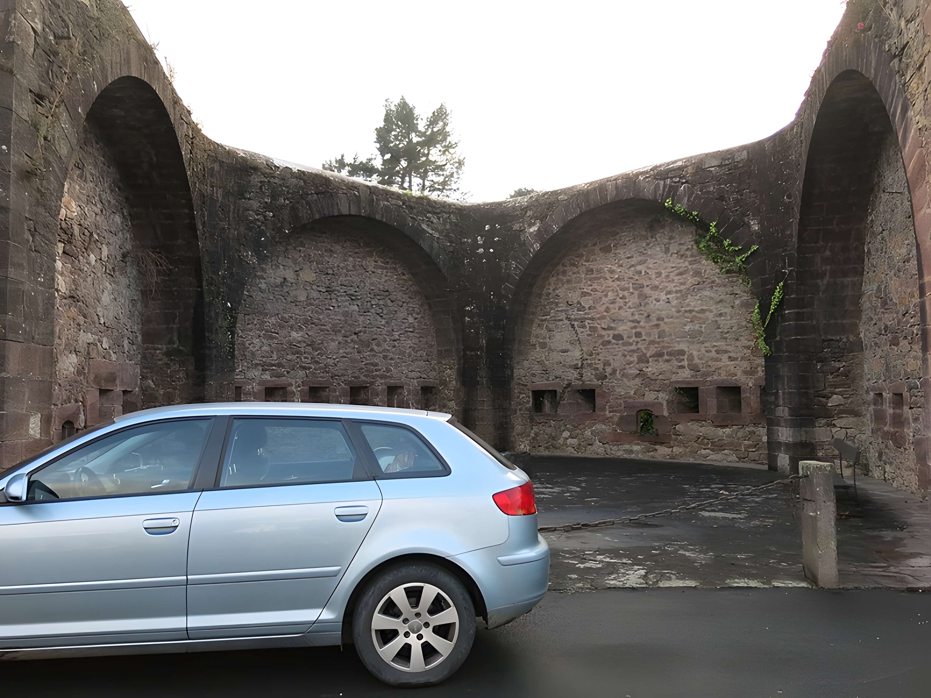 Anciens remparts de la ville haute et du faubourg d'Espagne