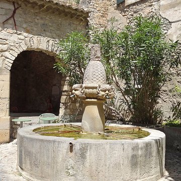 Fontaine des Mascarons de Séguret