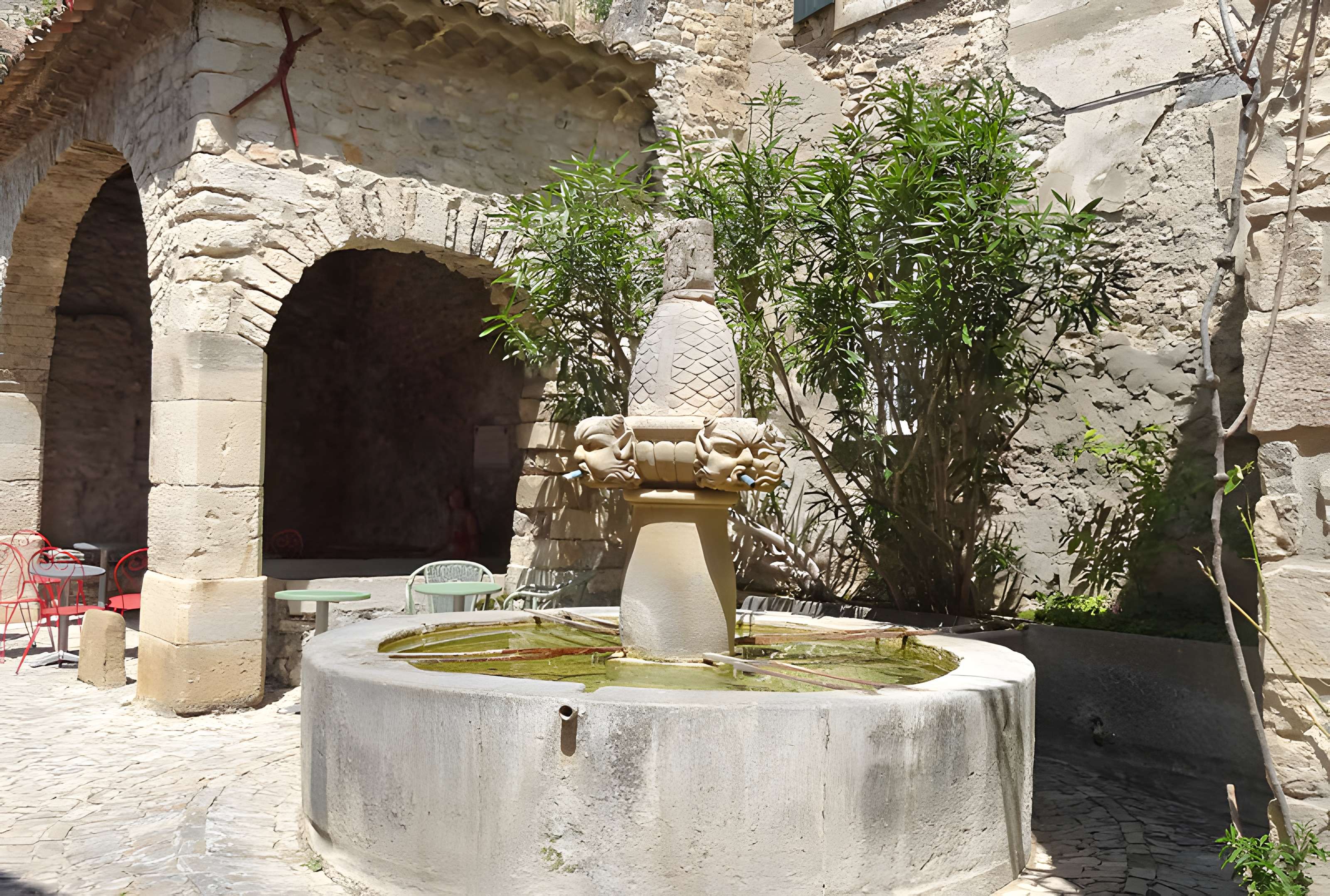 Fontaine des Mascarons de Séguret