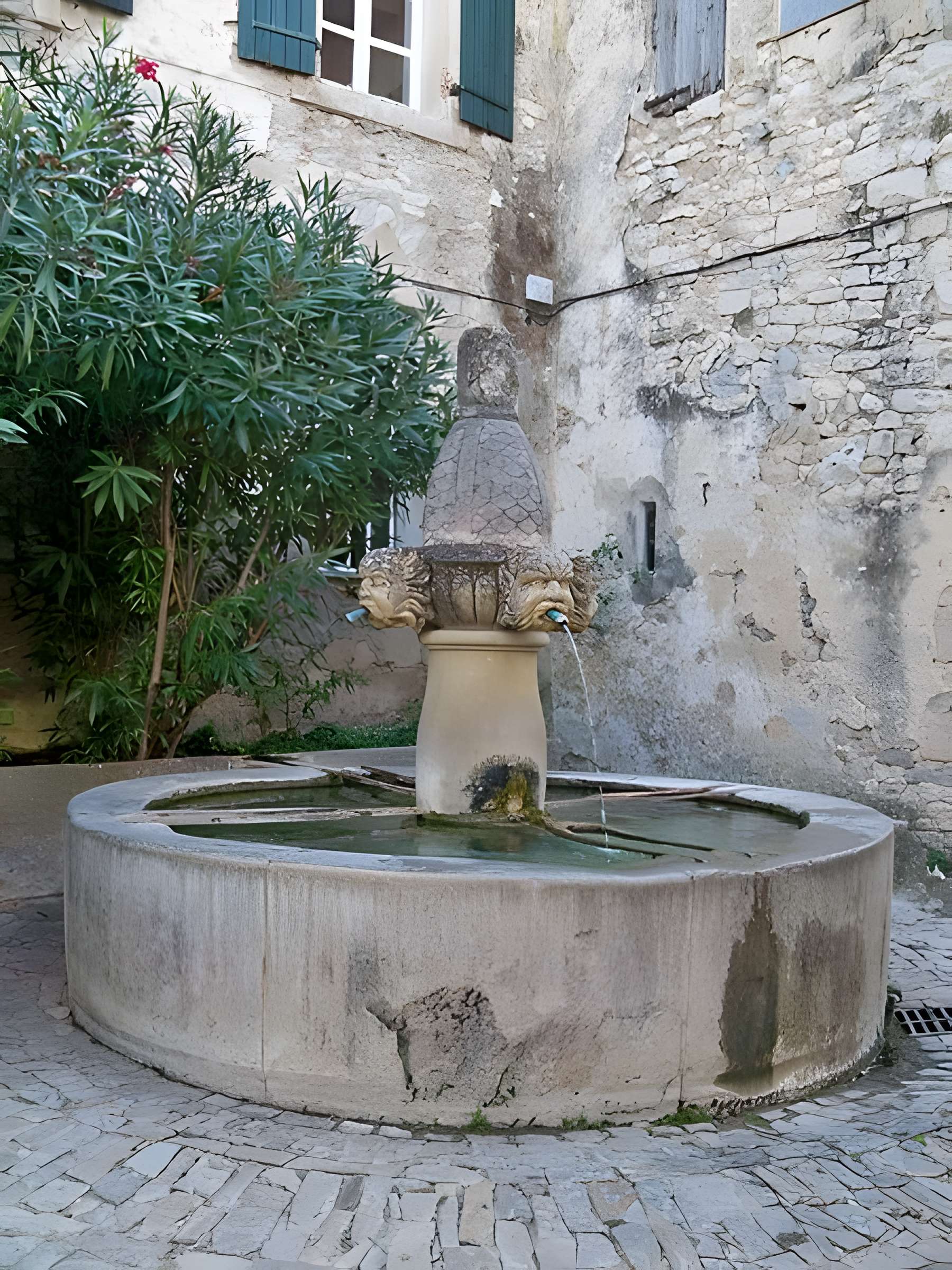 Fontaine des Mascarons de Séguret