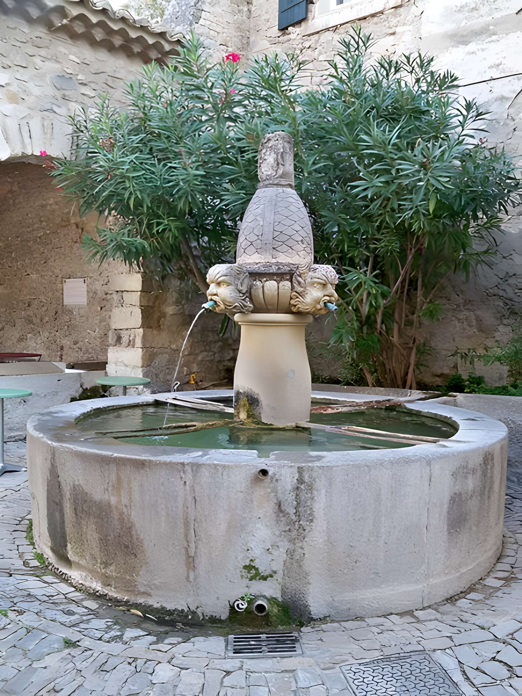 Fontaine des Mascarons de Séguret