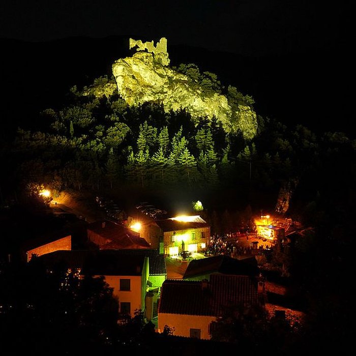 Photo de Castel Sabarda vestiges du château de Sabarda et de lancienne église Saint-André