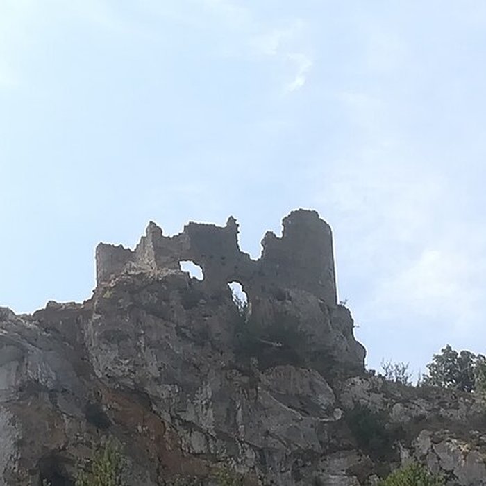 Photo de Castel Sabarda vestiges du château de Sabarda et de lancienne église Saint-André