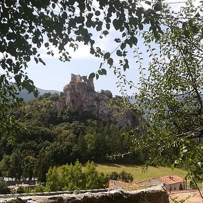 Photo de Castel Sabarda vestiges du château de Sabarda et de lancienne église Saint-André