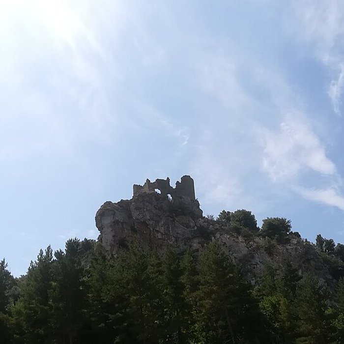 Photo de Castel Sabarda vestiges du château de Sabarda et de lancienne église Saint-André