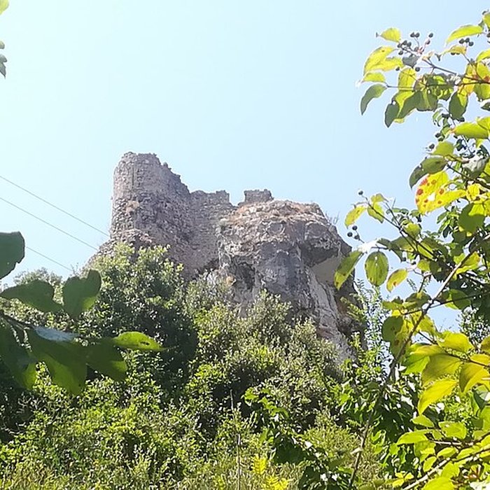 Photo de Castel Sabarda vestiges du château de Sabarda et de lancienne église Saint-André