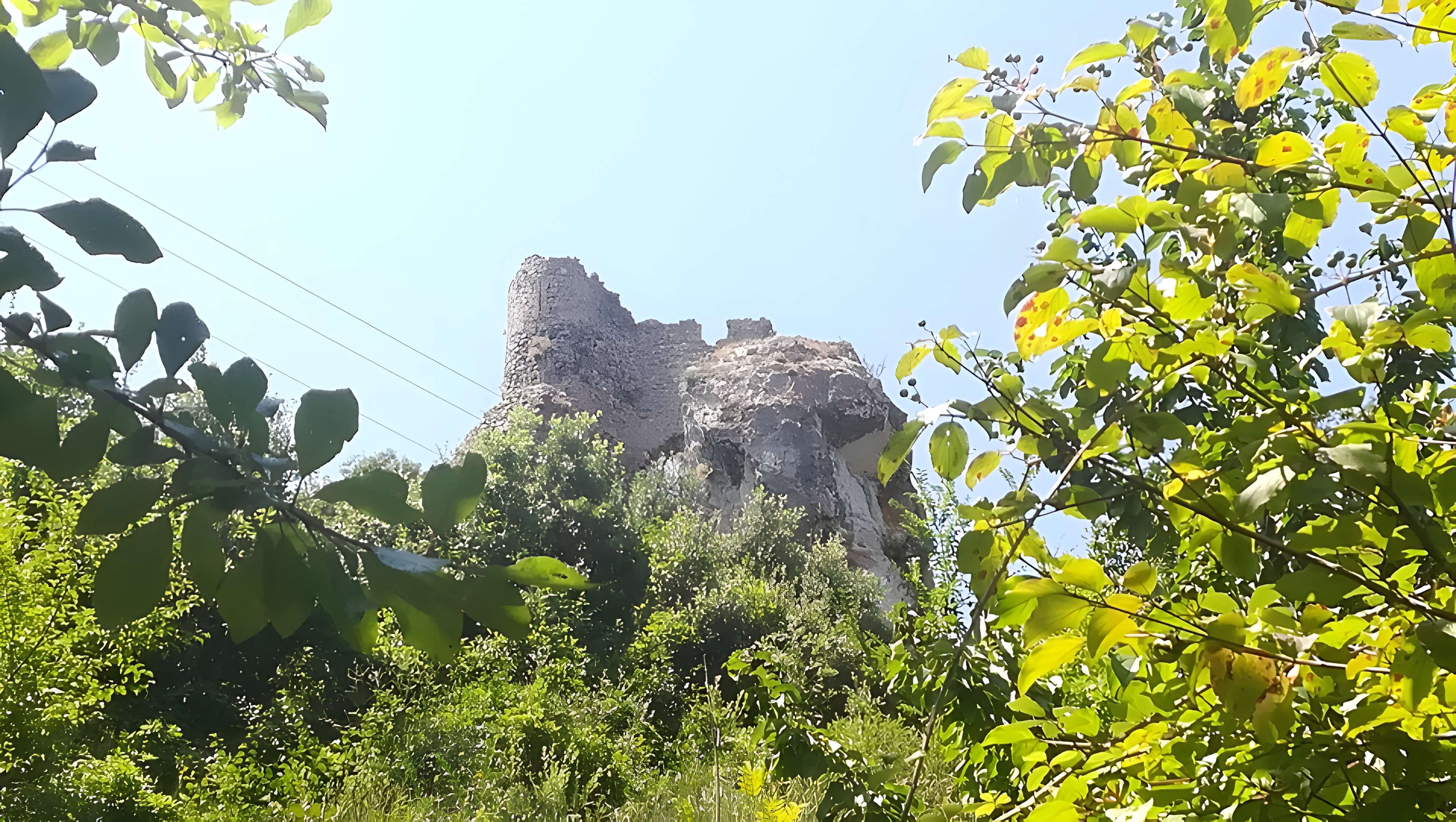 Castel Sabarda (vestiges du château de Sabarda et de l'ancienne église Saint-André)
