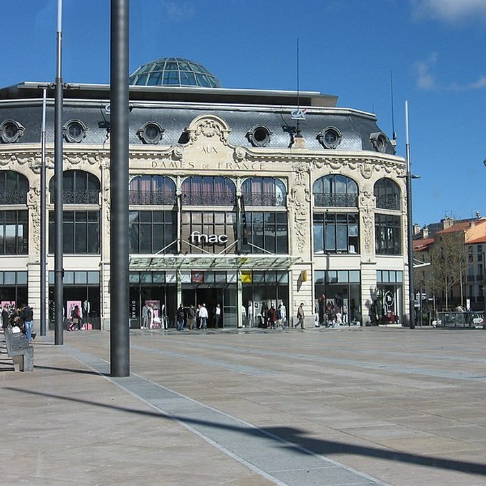 Photo de Ancien magasin Aux Dames de France