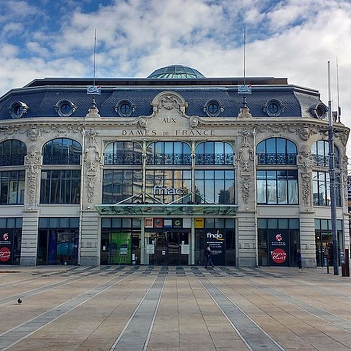 Photo de Ancien magasin Aux Dames de France