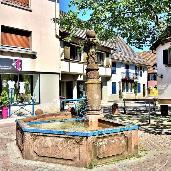 Photo de Fontaine située au croisement de la rue du Maréchal-Foch et de la rue Houppach
