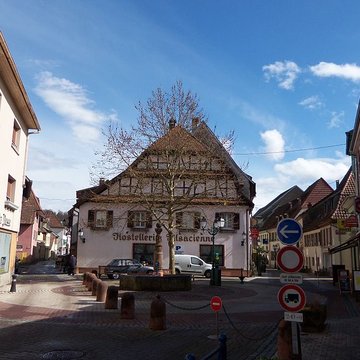 Fontaine située au croisement de la rue du Maréchal-Foch et de la rue Houppach