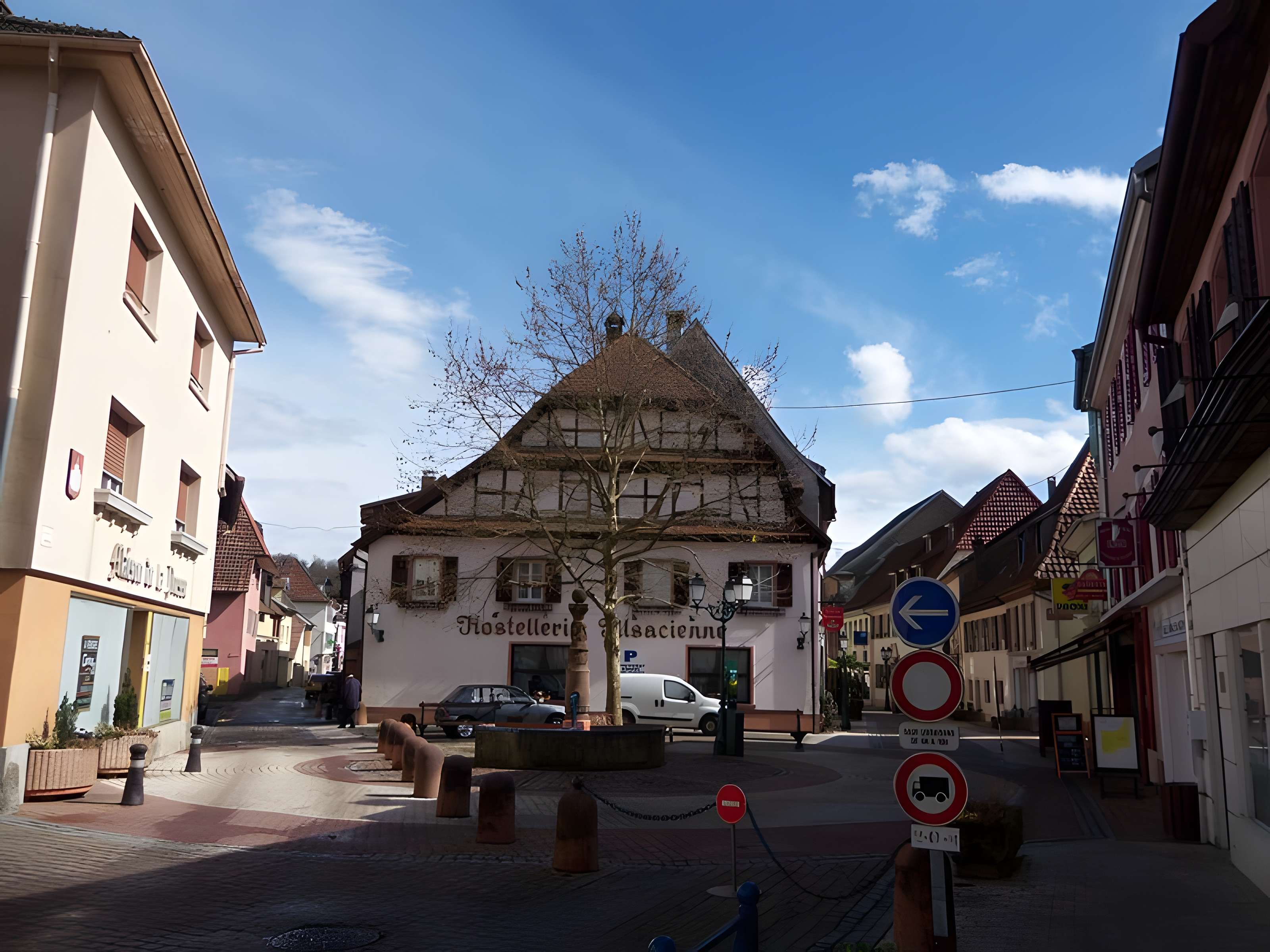 Fontaine située au croisement de la rue du Maréchal-Foch et de la rue Houppach