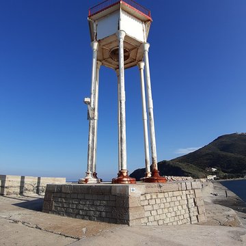 Feu métallique du môle, situé à lextrémité du môle du port