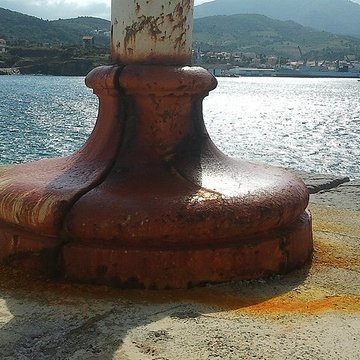 Feu métallique du môle, situé à lextrémité du môle du port