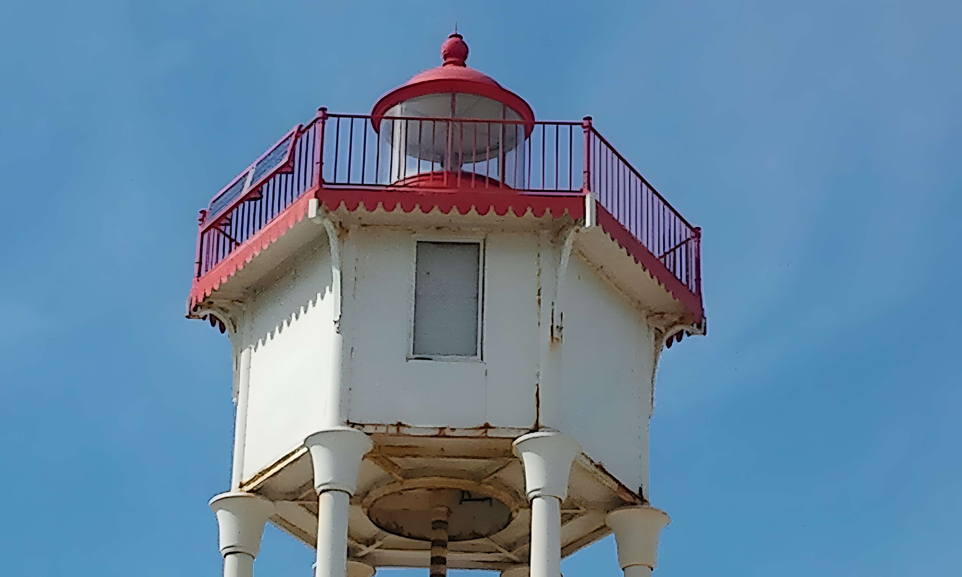 Feu métallique du môle, situé à l'extrémité du môle du port